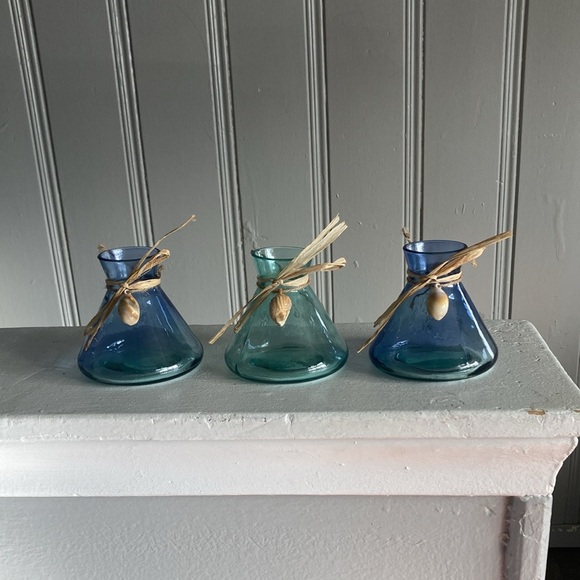 NWT Set of 3- Translucent Beach Glass Bottle Vases with Seashell Accents - Picture 13 of 17